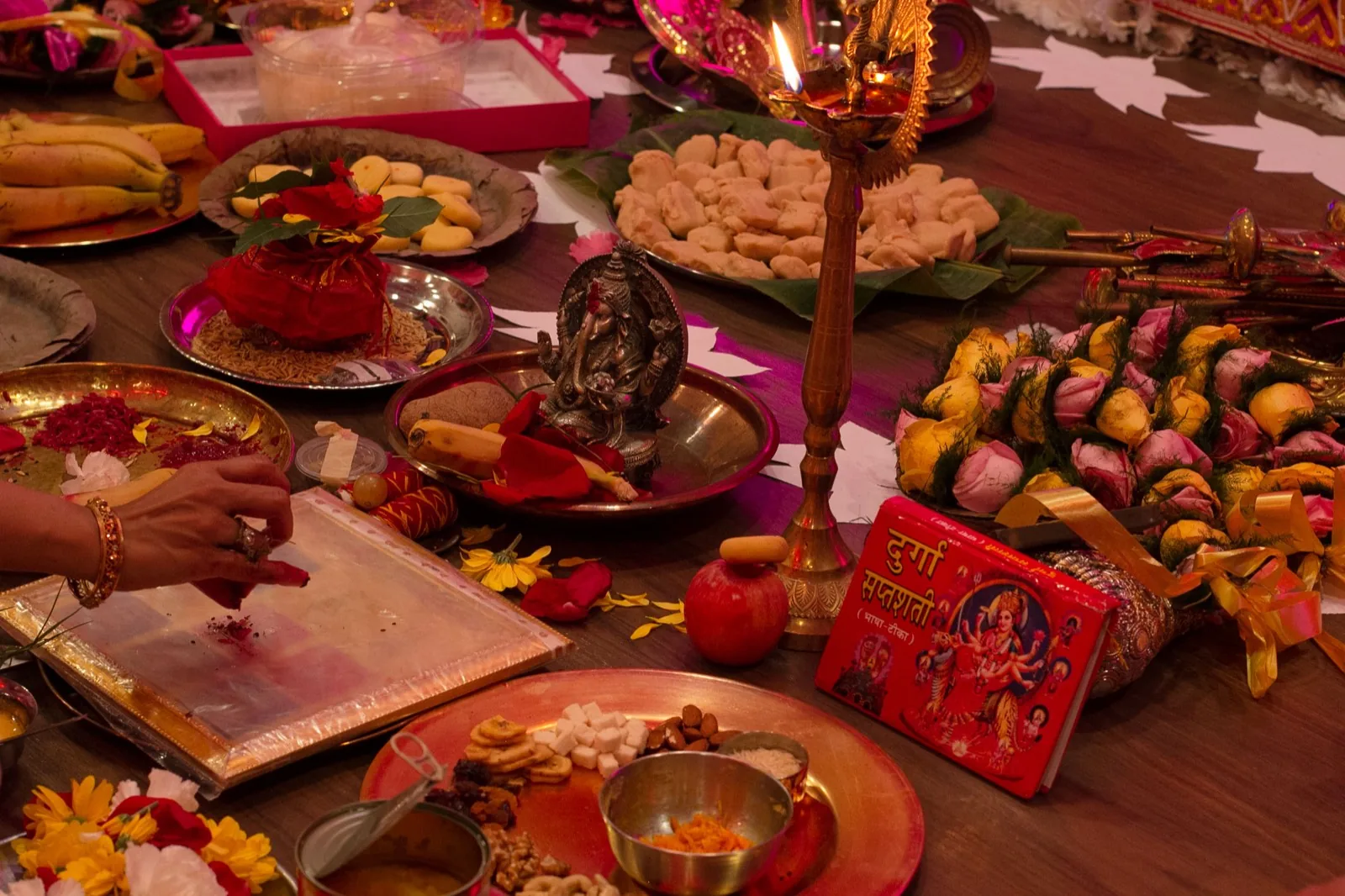 Ofrenes de puja amb flors, diya i fruites