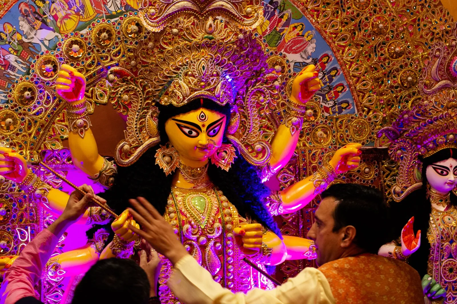 Membres de la comunitat preparant l’ídol de Durga